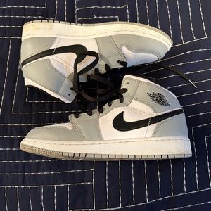 Jordan 1 mid light smoke 2020